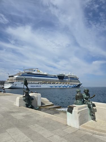 Kruzeri-koji-pristizu